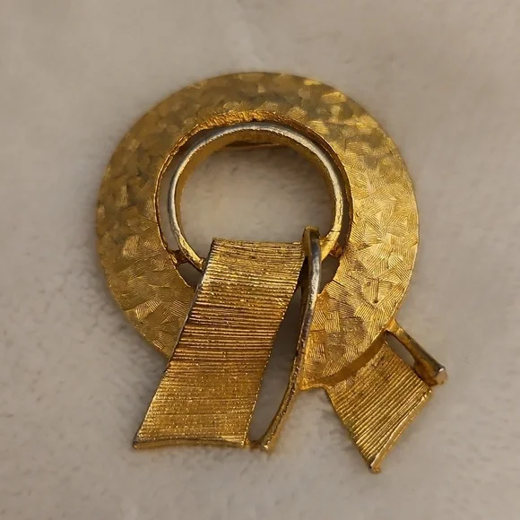 3/$30 Vintage Hammered Goldtone Ribbon Holiday Wreath Brooch - Picture 2 of 4